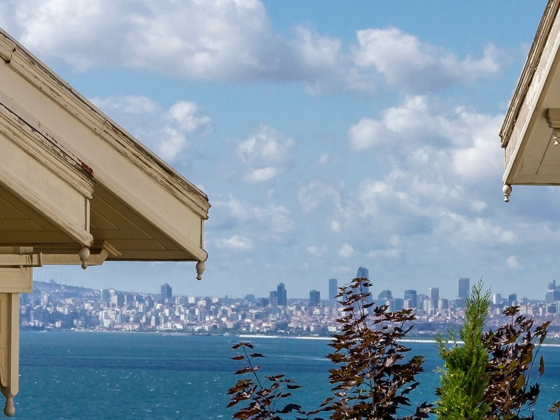 Alte Herrenhäuser in Büyükada, im Hintergrund Istanbul