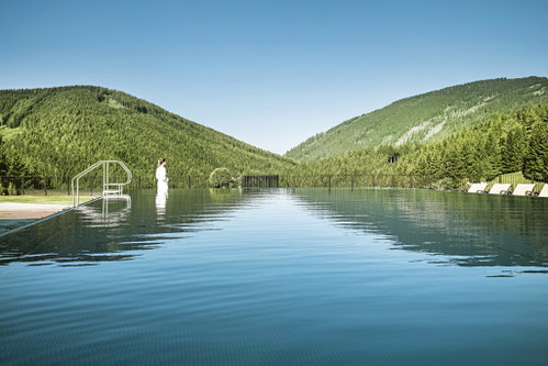 Die Rückkehr zu den ureigenen Wurzeln nimmt man im »Almwellnesshotel Pierer« wörtlich: Der Naturschwimmteich auf 1237 Meter Seehöhe imponiert.