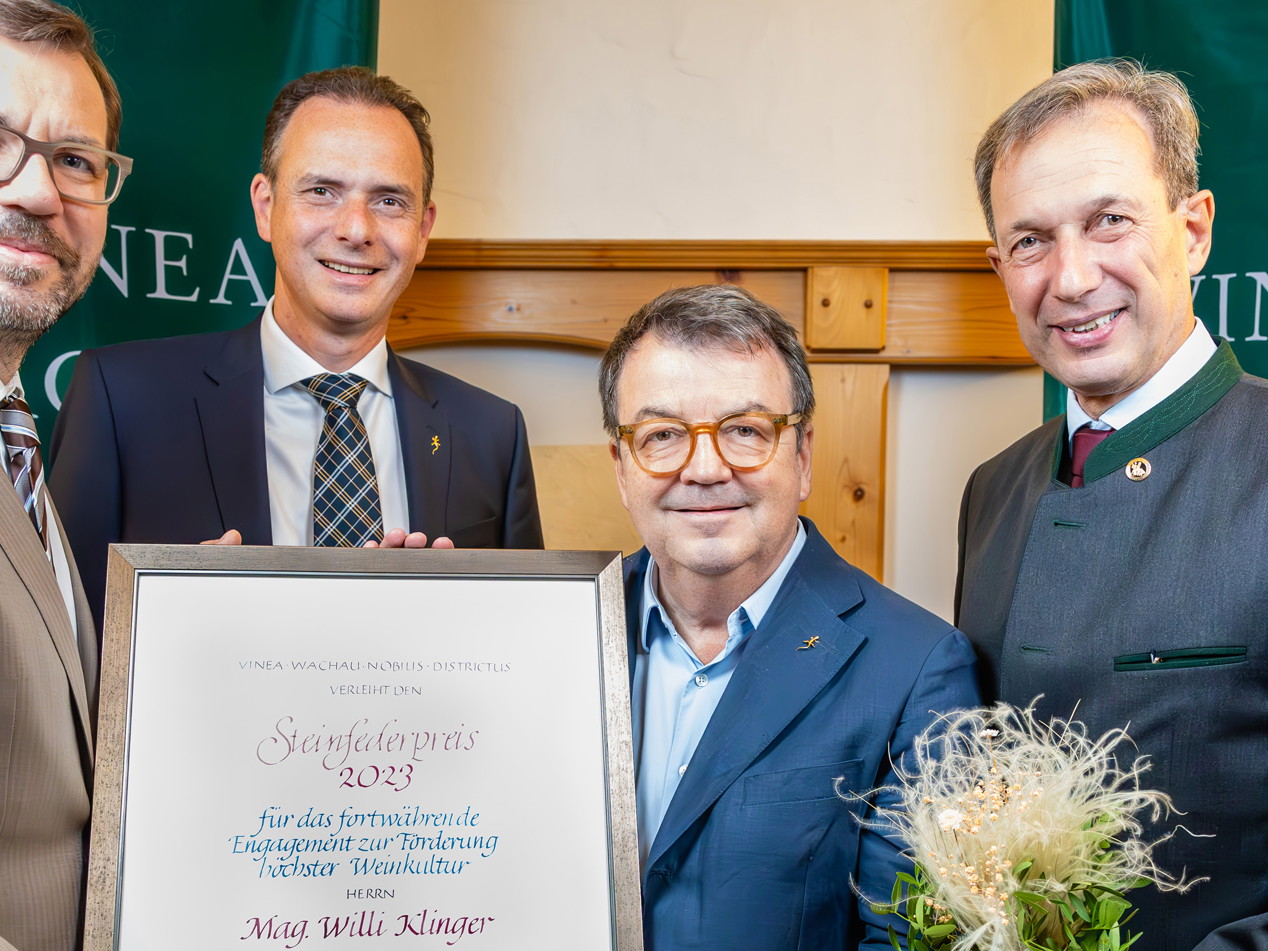 Der Steinfederpreis 2023 wurde an Willi Klinger (2.v.r.) verliehen.