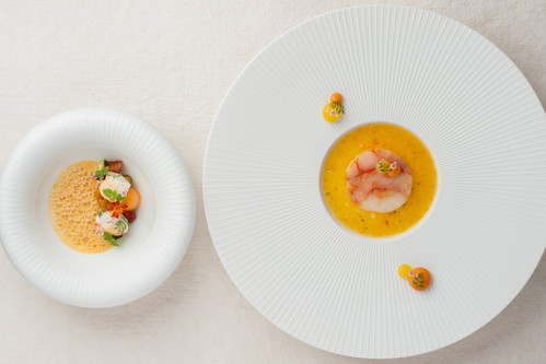 Kaisergranat mit Zerbinatimelone und Thai-Aromen, begleitet von Krustentierfond.