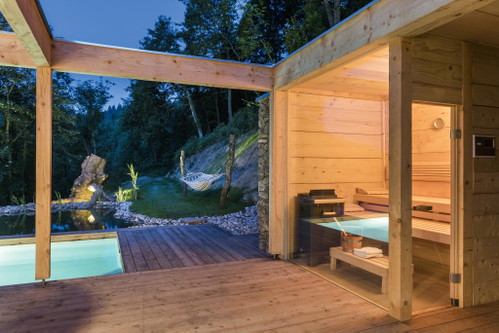 Die Bühne für die schönen Häuser Wohlfühlzonen, Pool und Saunen ist die Natur.