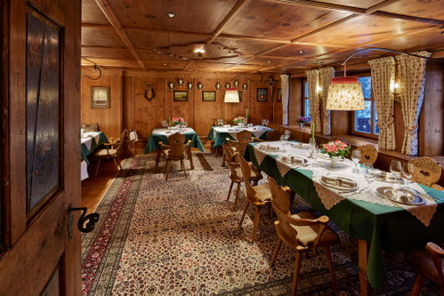 Das familiengeführte »Hotel Post« in Lech – hier ein Einblick in die Jägerstube – verspricht Genuss auf höchster Ebene.