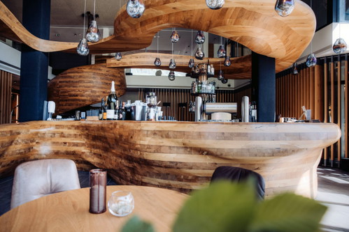 Das Design des Naturresorts »Puradies« fügt sich innen wie außen elegant und harmonisch in die natürliche Umgebung ein. Im Restaurant wird entspannte Haubenküche geboten. 