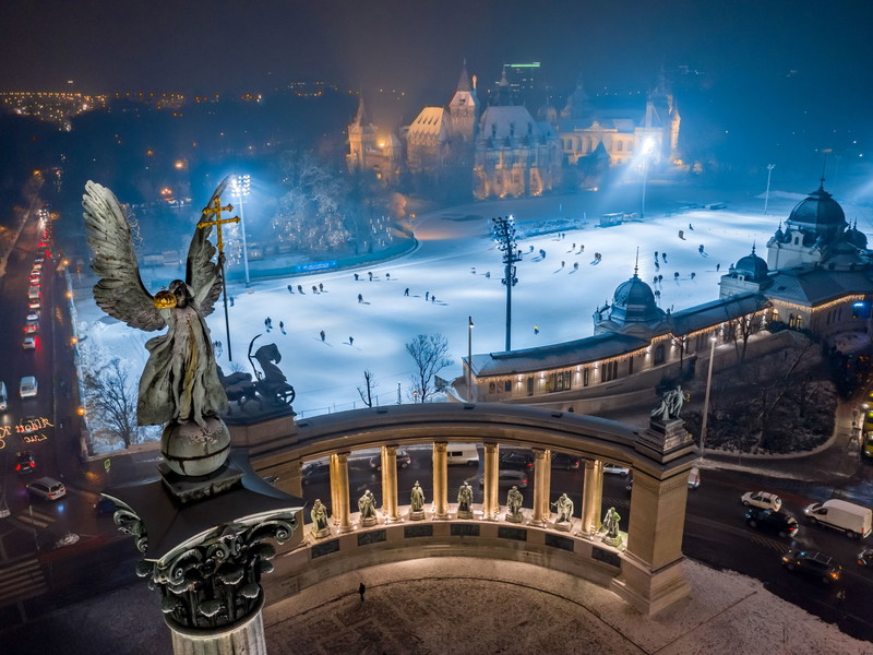 Beim Adventmarkt an der »St. Stephans Basilika« gibt es auch einen Eislaufplatz.