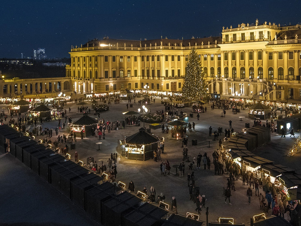 Das weihnachtliche Schloss Schönbrunn.