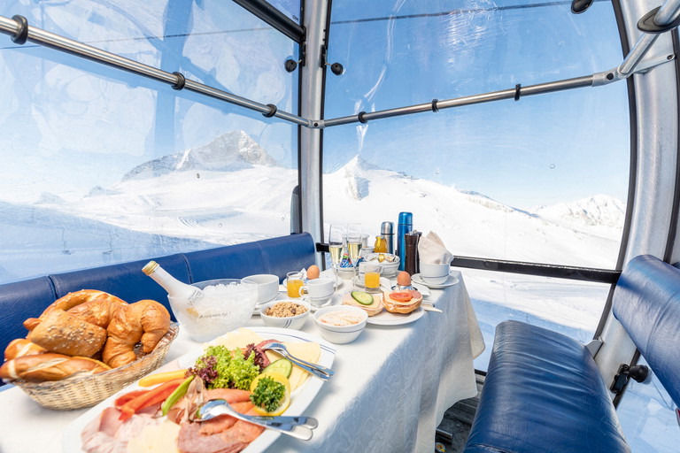 Eine Frühstückslocation der ganz besonderen Art: In der »10er Gefrorene Wand Bahn« am Hintertuxer Gletscher lässt es sich kulinarisch in den Tag starten – und zwar in einer exklusiven Frühstücksgondel.