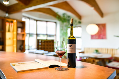 Der Schwabe trinkt gerne Wein zum Lesen oder Schreiben – hier ins Bild gesetzt vom Weingut Bernhard Ellwanger aus Großheppach.