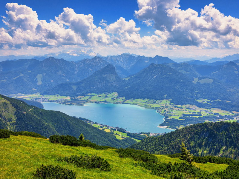 Der Wolfgangsee zählt zu den schönsten Gewässern des Salzkammerguts – von Ufer und Wasser aus verliert man die Alpen nie aus dem Blick.