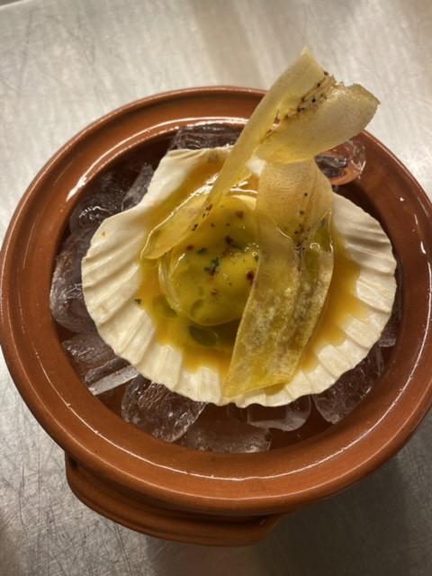 Champignons Crudo mit Maracuja Dressing und Kochbananen Chips 