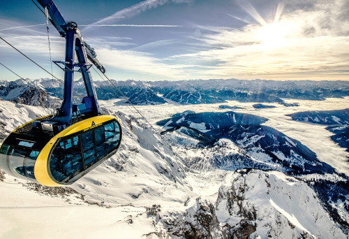 Schon die Fahrt mit der Dachstein-Seilbahn in Richtung höchster Gipfel der Steiermark ist spektakulär. Oben wartet eine Hängebrücke über der Südwand.