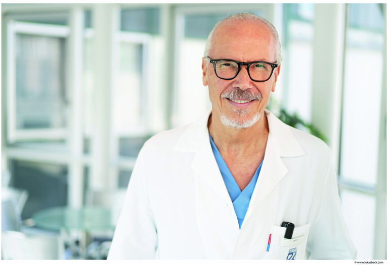 Univ.-Prof. Dr. SIEGFRIED MERYN ist Facharzt für Innere Medizin an der Neuen Wiener Privatklinik. Er ist dazu seit 15 Jahren als Gesundheitsexperte und Vorsitzender des ORF- Gesundheitsbeirates für den ORF tätig. Meryn ist Autor von über 200 wissenschaftlichen Publikationen sowie von mehr als zehn Büchern, darunter Bestseller wie z. B. »Wer ­gesund stirbt, hat mehr vom Leben«.