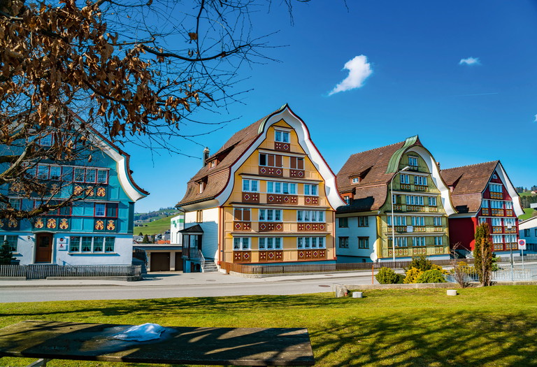 Die reich dekorierten Häuser im traditionellen Baustil kann man unter anderem im idyllischen Städtchen Appenzell begutachten.