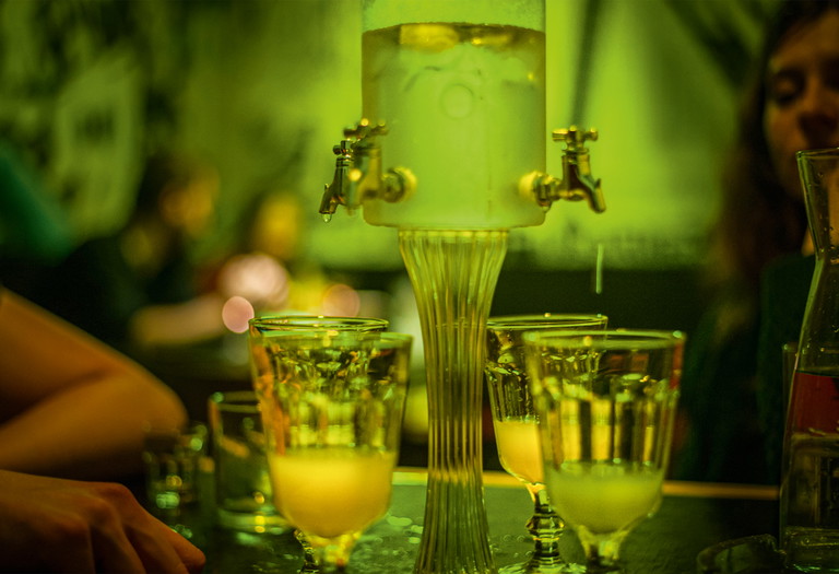 Louche-Effekt: Nicht wasserlösliche ätherische Öle bilden unter Wasserzugabe kleine Tröpfchen, weswegen der Absinth milchig erscheint.