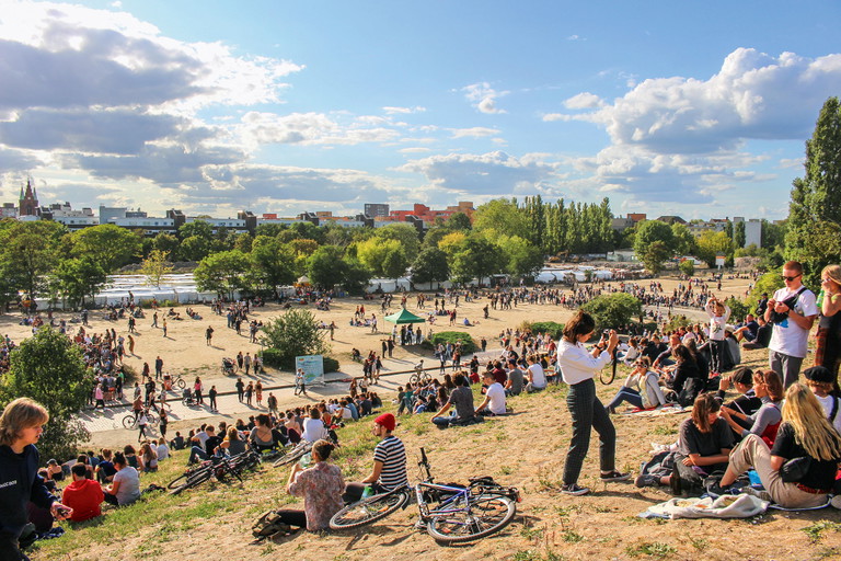 Mit dem Mauerpark, zwischen Wedding und Prenzlauer Berg, wurde aus dem Todesstreifen der ehemaligen DDR-Grenzanlage eine beliebte Grünanlage. 