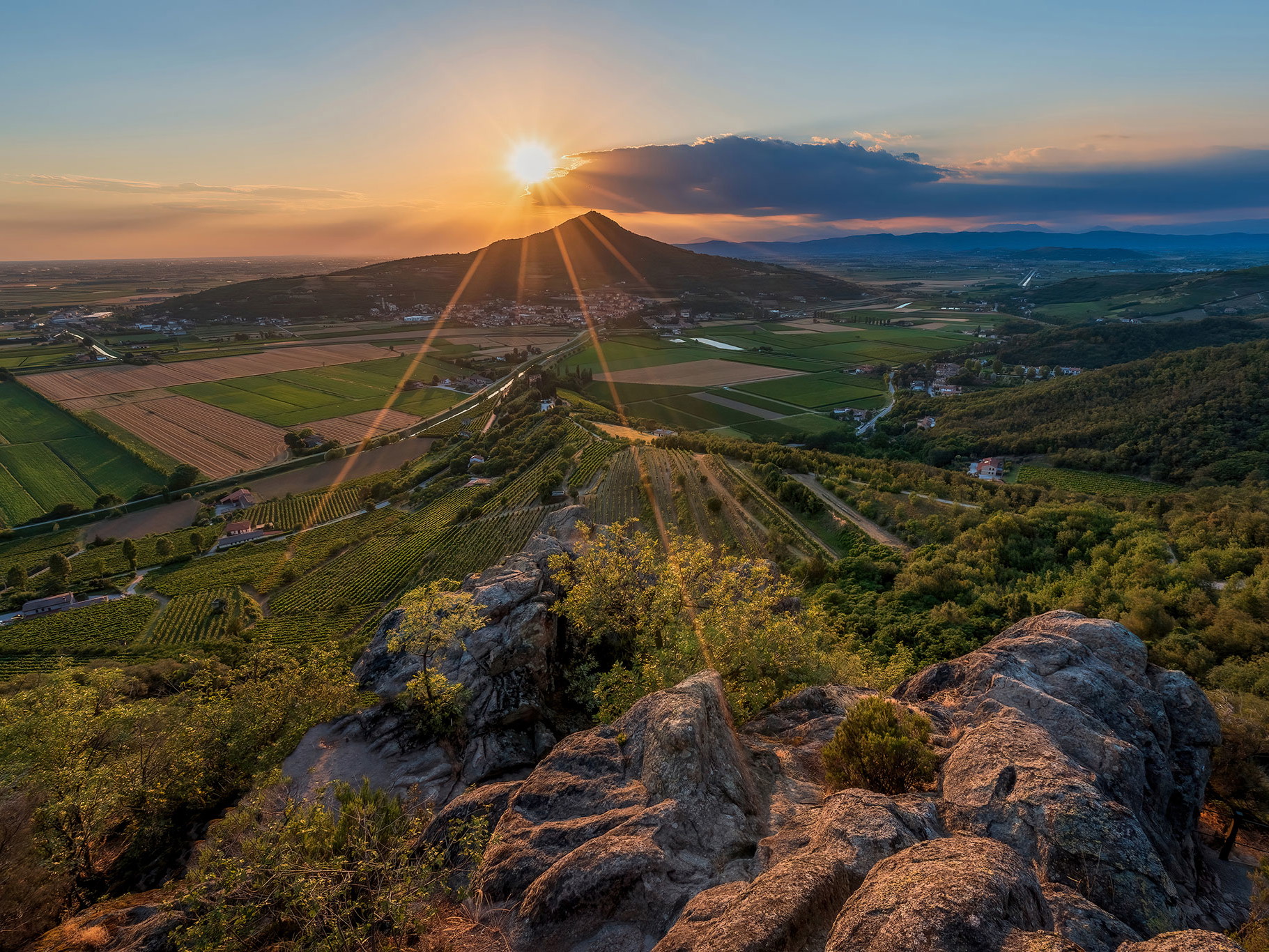 Eindrucksvoll erheben sich die Vulkanhügel der Colli Euganei bei Padua über das umliegende Flachland.
