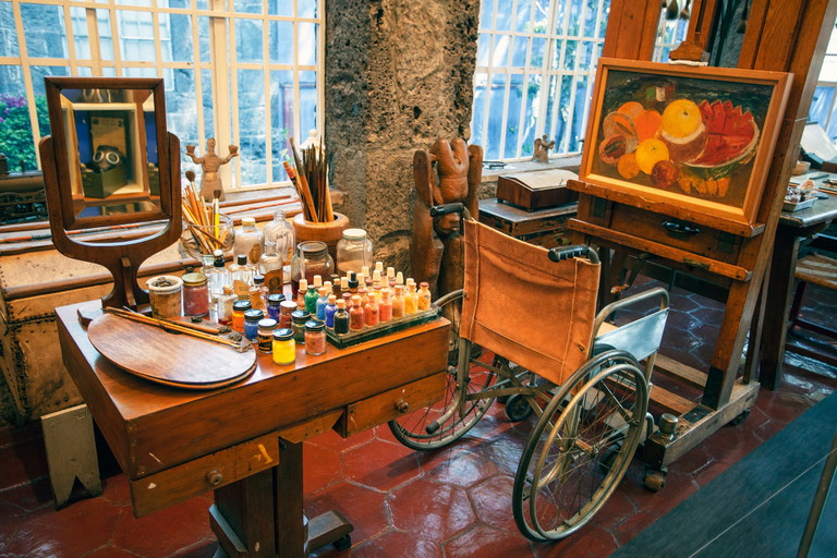 Ein Blick in Frida Kahlos Arbeitszimmer: Das »Blaue Haus«, ihr Elternhaus im Szeneviertel Coyoacán in Mexiko-Stadt, ist heute ein Museum. 
