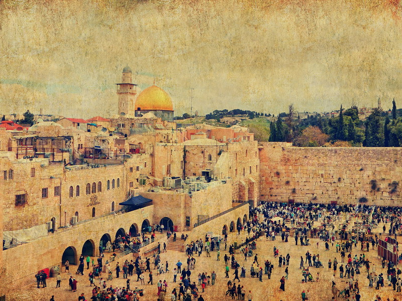 Blick über die Jerusalemer Altstadt mit der für das Judentum wichtigen Westmauer und – im Hintergrund – dem Felsendom, einem der Hauptheiligtümer des Islam. 