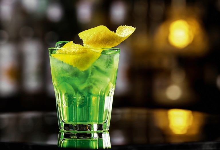 Ursprünglich stammt Absinth aus dem Schweizer Val-de-Travers. Er ist heute auch eine beliebte Cocktailzutat.