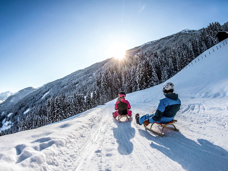 Kein Platz für (Spaß-)Bremsen: Das Zillertal bietet neben Hunderten Kilometern Piste auch Rodelstrecken für Wintergenuss im Vollgasmodus.