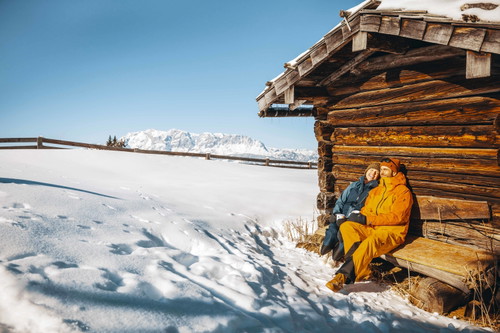 Ein idyllisches Winterwunderland: Die verschneiten Hänge und Täler von St. Johann im Pongau glitzern im Licht der Sonne.Ein idyllisches Winterwunderland: Die verschneiten Hänge und Täler von St. Johann im Pongau glitzern im Licht der Sonne.