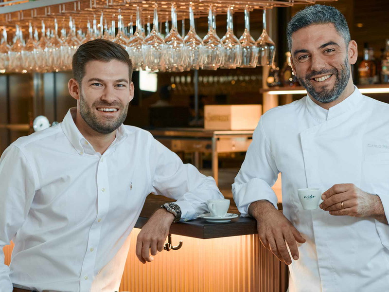 Geschäftsführer Lars Maeder mit dem sardischen Küchenchef Carlo Piras.
