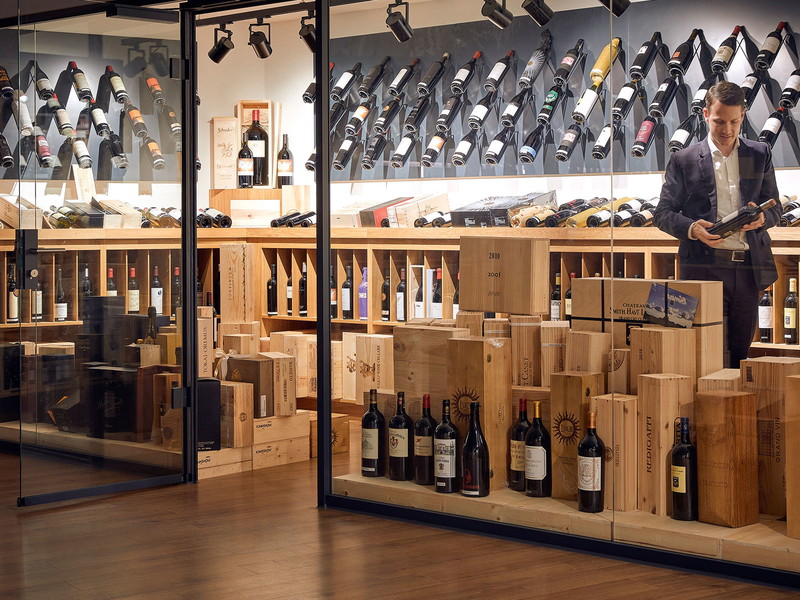 Um Mövenpick Wein kommt man als Weinfan in der Schweiz nicht herum: Das breite Sortiment lässt keine  Wünsche offen. Zu kaufen gibt es  dieses online und schweizweit in ganzen 28 Filialen. 