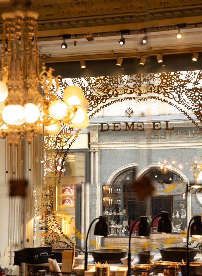 Kaiserschmarren: Der »Demel« hat es zwischen k. u. k-Kitsch und Rokoko-Orgien als Time Capsule in die Gegenwart geschafft.