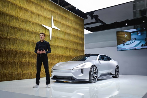 Schönling: Polestar-Chef Thomas Ingenlath vor seinem Polestar 5, der 2025 antritt. Er soll Konkurrenten wie Porsche Taycan oder Tesla Model S Kunden abjagen. Als gelernter Autodesigner legt Ingenlath viel Wert auf die Optik.