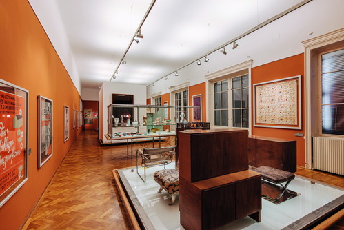 Im MAK wird das Zusammenspiel von künstlerischem Erbe und zeitgenössischen Interventionen sowie Ausstellungen zu designspezifischen Gegenwartsthemen erlebbar gemacht.