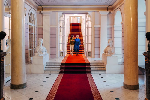 Großzügige Schenkungen haben in der Albertina eine lange Tradition. In den vergangenen Jahren überließen auch bedeutende Künstler:innen dem Museum zahlreiche Werkgruppen, darunter Arbeiten von Max Weiler, Maria Lassnig, 
Alex Katz, Arnulf Rainer, Georg Baselitz oder Gottfried Helnwein. Letzterem ist gerade eine umfassende Schau zu seinem 75. Geburtstag gewidmet. 