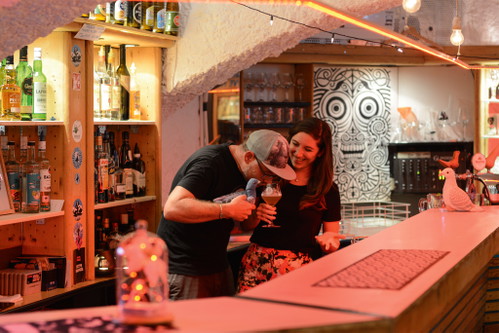 Gutes Bier von unabhängigen Brauereien wird im »Das Gru« angeboten. Das kultige Bierlokal liegt im Souterrain und hat seinen Schwerpunkt in der der Wiener Craftbierszene. Immer im Mittelpunkt: die Tauben – »gru gru!«.