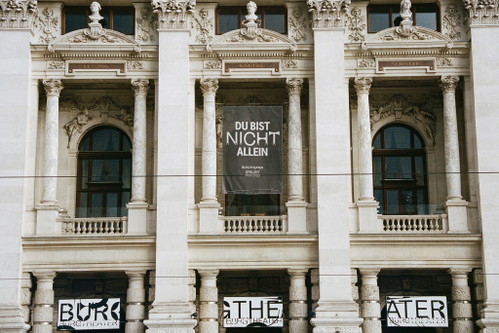 Die Spielpläne von Ronacher und Burgtheater warten mit einer Vielfalt an Stücken auf.