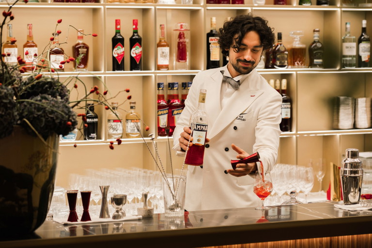Der kürzeste Weg 
nach Italien führt über
die »Bar Campari«.
Die besten Negronis und italienische Antipasti machen jeden Abend unvergesslich.