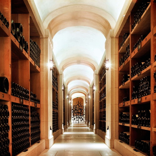 Pauillac in Bordeaux ist Heimat einiger der größten Cabernet-Weine. Bei Château Latour reifen die Weine viele Jahre, bis sie auf den Markt kommen dürfen.