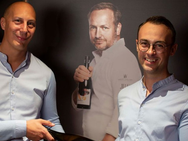 Andreas Katona übergibt an Christoph Gusenleitner.
