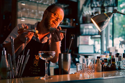 Im »Halbestadt« trifft klassische Cocktailkultur auf moderne 
Stadtbahnbogen-Atmosphäre –  
begleitet von einigen der besten Drinks der Stadt.