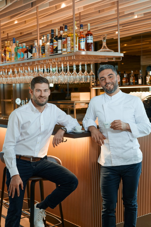 Geschäftsführer Lars Maeder mit dem sardischen Küchenchef Carlo Piras.
