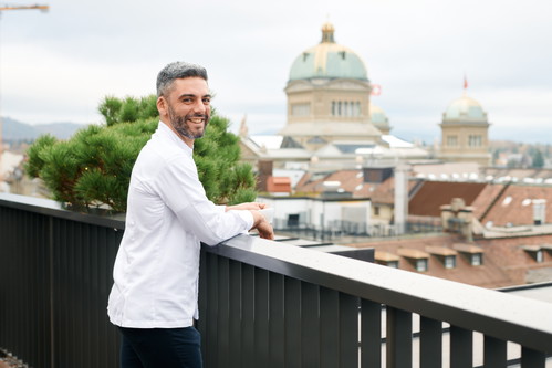 Chefkoch Carlo Piras auf dem Loeb-Dach. 