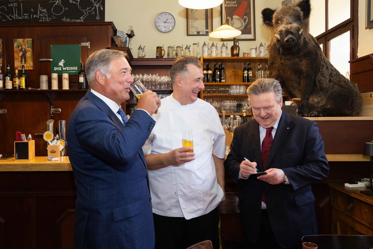 In einem echten Wiener Wirtshaus »gibt der Wirt den Ton an«, meint Bürgermeister Ludwig. Gastgeber Herbert Hausmair (Mitte) lässt sich das nicht zweimal sagen – und serviert Bier, Innereien und Wild. Der passionierte Jäger bringt in seinem Lokal in der Lerchenfelder Straße ganzjährig deftige regionale Hausmannskost auf den Tisch.