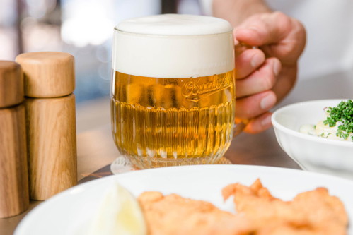 ... frisch zu Ihnen auf den Tisch – Prost!
