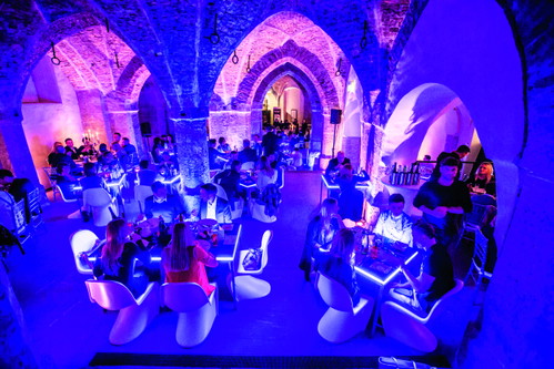 Anfang Dezember beeindruckt das »Wow! / Christmas Madness at Naked-Kitchen«-Pop-up 
mit Vier-Gänge-Menü, Artistik und großartiger Feierlaune.