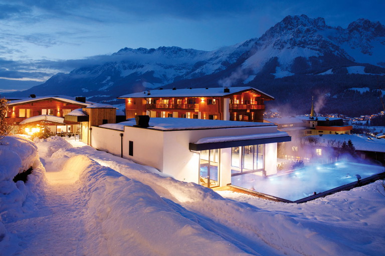 Wohlfühlmomente auf allen Ebenen: In der Wellness- und Spa-Landschaft samt Outdoor-Pool im Hotel »Der Bär«.