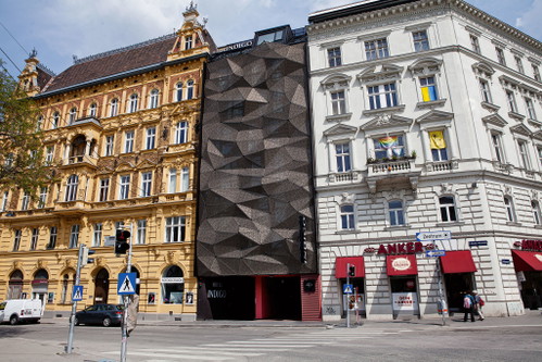 Das »Hotel Indigo« hat einen Garten hinter der stylischen Fassade.