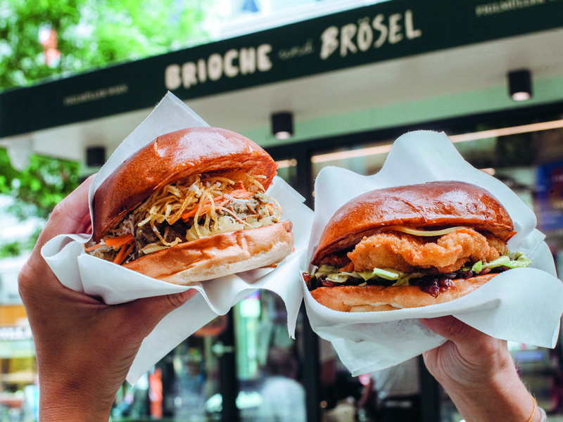 Nomen est omen: Im »Brioche und Brösel« kommen Tafelspitz und Schnitzel im Brioche-Bun-Burger daher.