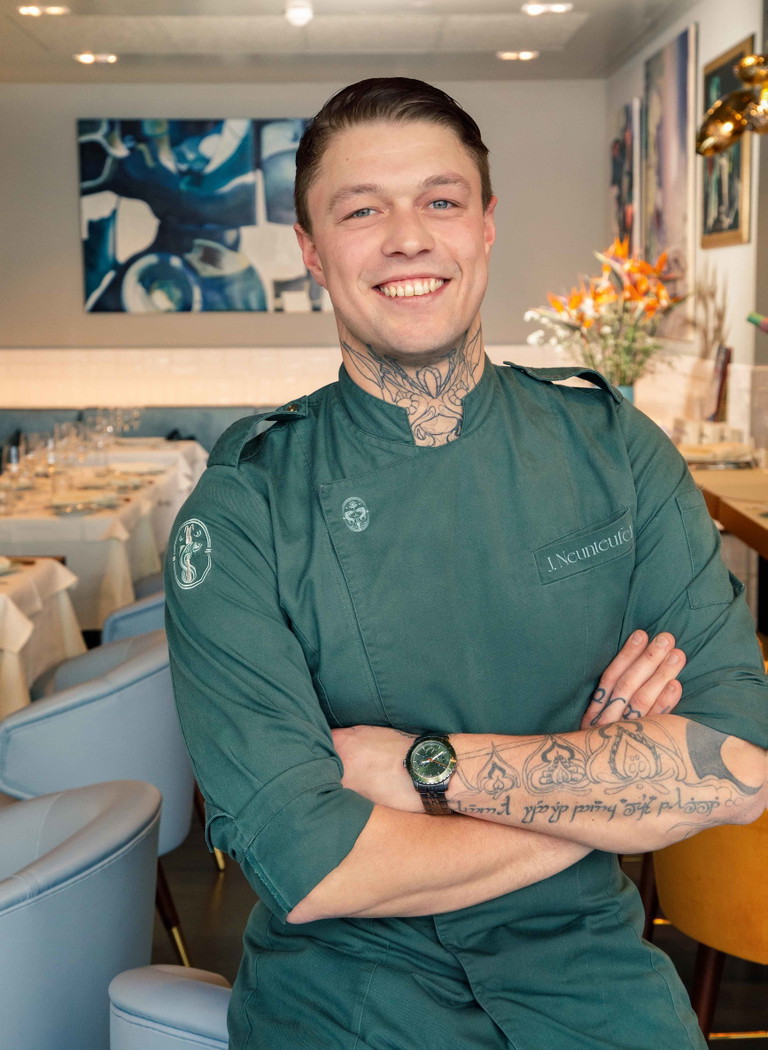 Küchenchef Jakob Neunteufel schwört 
beim umstrittenen Klassiker Karpfen auf eine Neuinterpretation und serviert ihn als Ceviche.