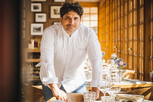 Das «Kulm Hotel St. Moritz» startet mit drei neuen Gourmetrestaurants in die Wintersaison. Sternekoch Mauro Colagreco übernimmt den «Kulm County Club», wo er ab dieser Saison virtuose, aber dennoch ungezwungene Gerichte aus aussergewöhnlichen und hochwertigen Zutaten kreiert.