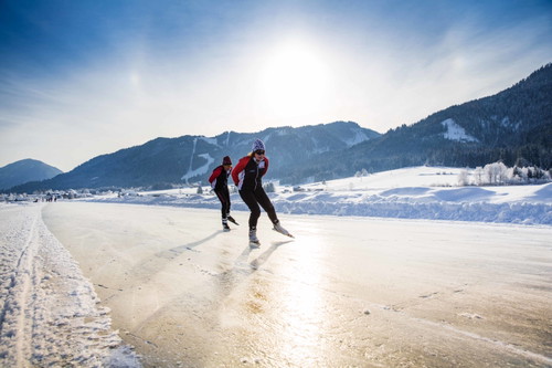 Eislauf-Mekka: Nicht nur für viele Niederländer wird der Weissensee im Winter zur bevorzugten Bewegungszone.