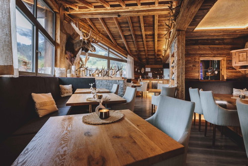Über den Dächern von Kaprun lädt das »Boutique Hotel Margarethenstein« zu Wildfleisch aus der eigenen Jagd ein.  