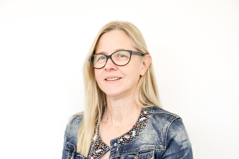 Die Agrar­wissenschaftlerin, Professorin Monika Schreiner, erforscht als Projektkoordinatorin von »food4future« proteinreiche Alternativen zu tierischen Nahrungsmitteln. Ihr Fokus liegt darauf, Nahrungsmittel zu entwickeln, die in städtischen Gebieten angebaut werden ­können. Sie leitet zudem den Bereich »Pflanzenqualität und Ernährungssicherheit« am Leibniz-Institut für Gemüse- und Zierpflanzenbau (IGZ).
