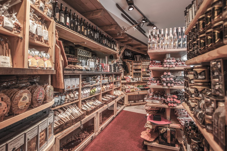 Delikatessen - Vinothek - Bistro im alpinen Stil